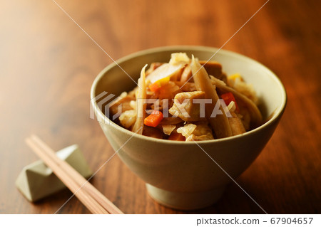 雞肉和牛蒡煮熟的米飯 雞肉和牛蒡煮熟的米飯 67904657