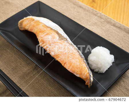 烤三文魚 67904672