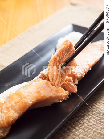 Grilled salmon 67904677