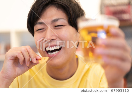 在線酒會：適合年輕人在吃零食的同時喝啤酒 67905510