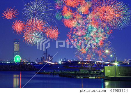 Night view of Rinku Town (Sennan City, Osaka Prefecture) as seen from Tarui Fishing Port 67905524