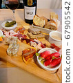 A delicious appetizer that goes well with wine 67905542