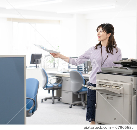 採取拷貝的女商人 67906683