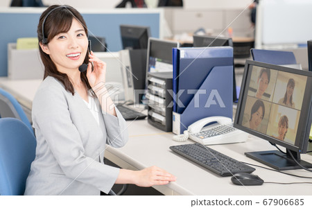 女商人開在線會議在辦公室 67906685