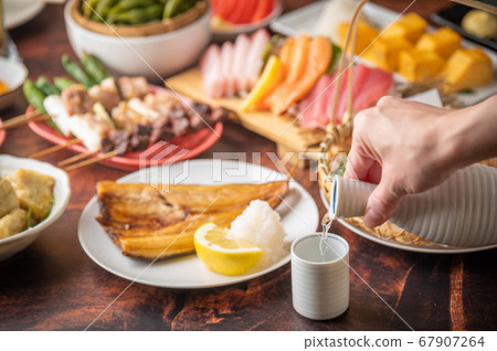 japanese sake with izakaya style food 67907264