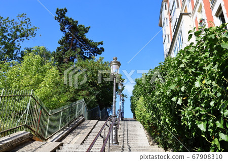A beautiful slope leading to Montmartre A beautiful slope leading to Montmartre 67908310