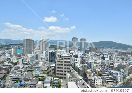 大阪府高atsu市的城市風光藍天和建築物 大阪府高atsu市的城市風光藍天和建築物 67910307