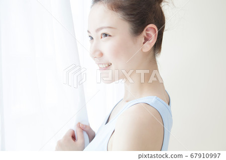 靠窗的女人 67910997