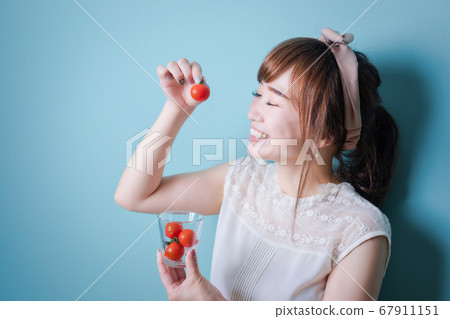 吃蕃茄的婦女 吃蕃茄的婦女 67911151