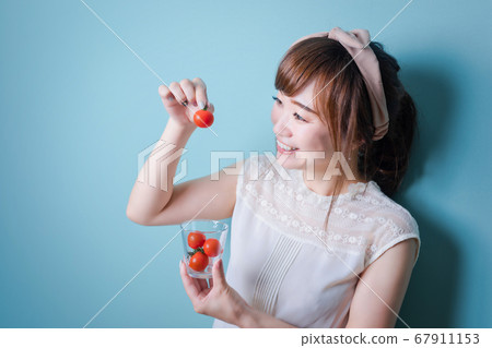 吃蕃茄的婦女 67911153