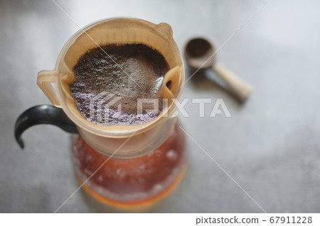 我把普通的咖啡用紙滴下。 67911228