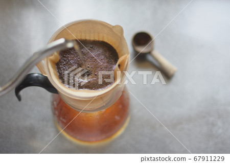 我把普通的咖啡用紙滴下。 67911229