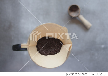 我把普通的咖啡用紙滴下。 67911230