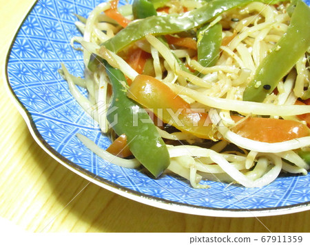Kinpira of bean sprouts and peppers 67911359