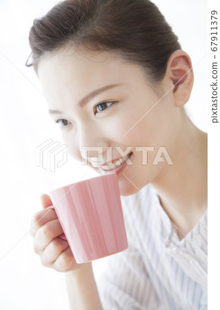 一個女人喝咖啡 一個女人喝咖啡 67911379
