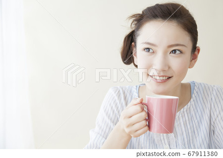 一個女人喝咖啡 67911380