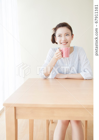 一個女人喝咖啡 一個女人喝咖啡 67911381