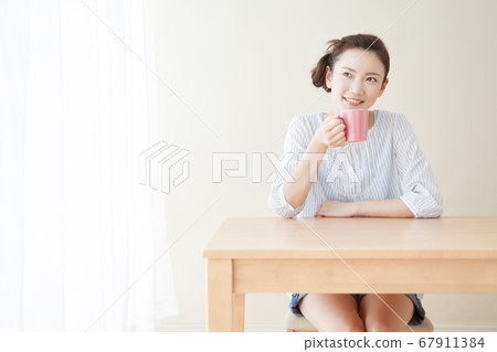 一個女人喝咖啡 一個女人喝咖啡 67911384