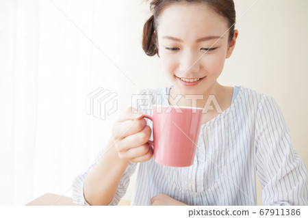 一個女人喝咖啡 67911386