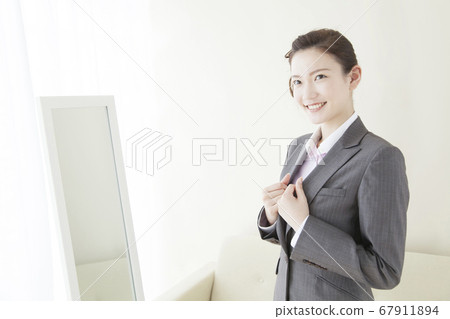 女人換衣服 67911894