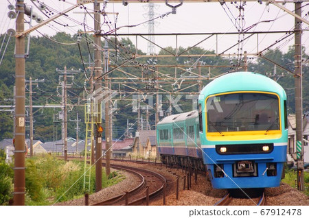 在中央幹線“ New Nanohana”上運行的快樂火車 67912478
