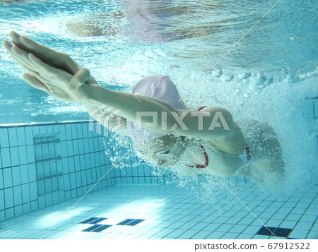 Woman swimming Woman swimming 67912522