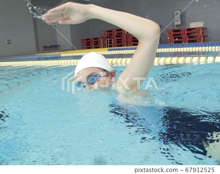 Woman swimming Woman swimming 67912525