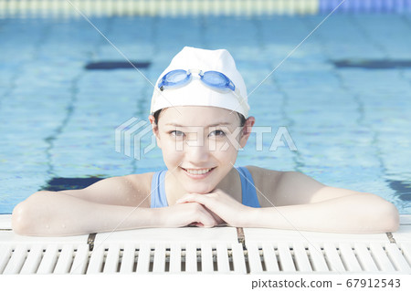 Indoor swimming pool 67912543