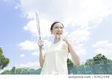 A woman playing tennis A woman playing tennis 67912549
