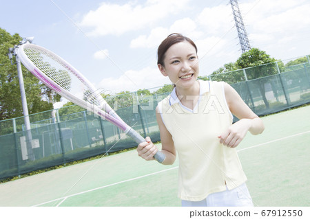 A woman playing tennis A woman playing tennis 67912550