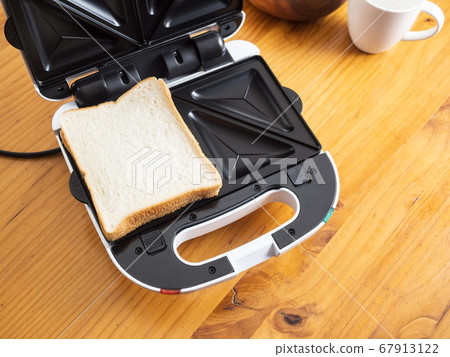 Bake hot sand with hot sand maker 67913122