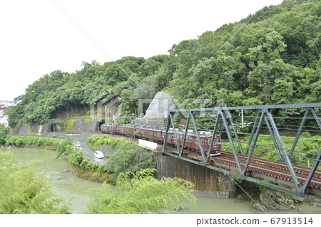 穿越鐵橋的鼻子火車（橫山Pass口側） 67913514
