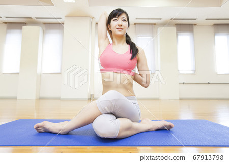 做瑜伽的女人 做瑜伽的女人 67913798