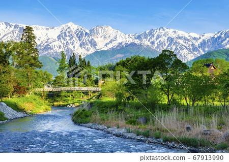 從長野縣北泉區白馬村大手公園看白馬山山和大手吊橋 從長野縣北泉區白馬村大手公園看白馬山山和大手吊橋 67913990