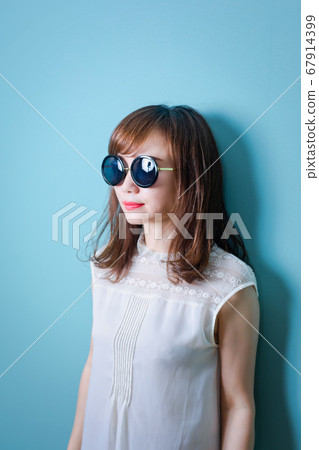 Asian women wearing sunglasses (fashion, summer) Asian women wearing sunglasses (fashion, summer) 67914399