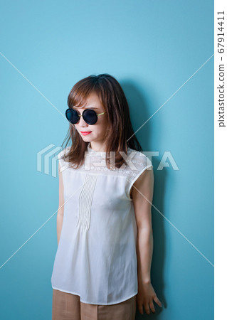 戴著墨鏡的女人 戴著墨鏡的女人 67914411