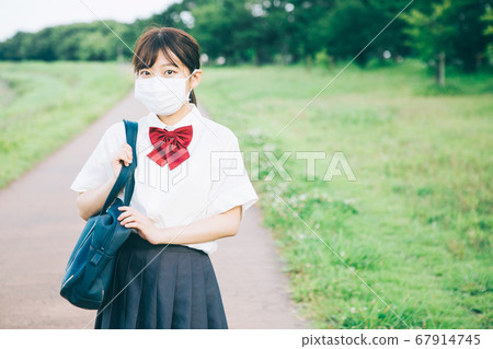 戴著口罩上學的高中學生 戴著口罩上學的高中學生 67914745