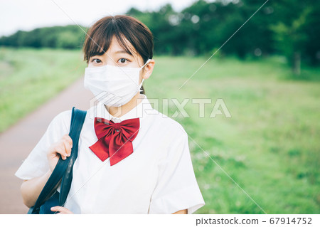 戴著口罩上學的高中學生 戴著口罩上學的高中學生 67914752