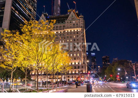 <<New York>> Manhattan, 5th Avenue at night 67915013
