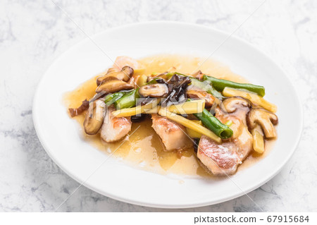 Red fish vegetable sauce 67915684