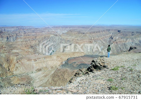 Woman standing on the edge of the valley 67915731