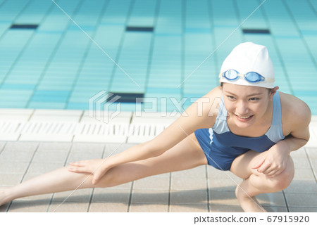 準備做體操的女性 67915920