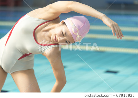 準備做體操的女性 準備做體操的女性 67915925
