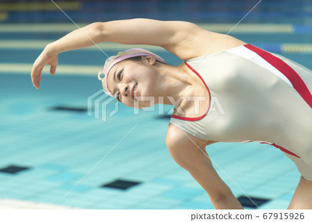 準備做體操的女性 準備做體操的女性 67915926