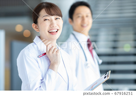 Medical team men and women Medical team men and women 67916251