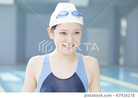 一個穿泳衣的女人 67916278