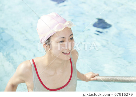 一個女人從池中升起 一個女人從池中升起 67916279