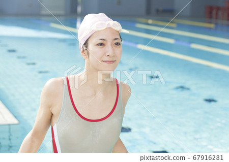 一個女人從池中升起 67916281