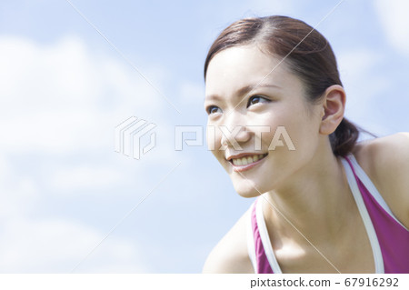 運動裝的女性 運動裝的女性 67916292