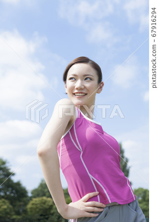 運動裝的女性 67916294